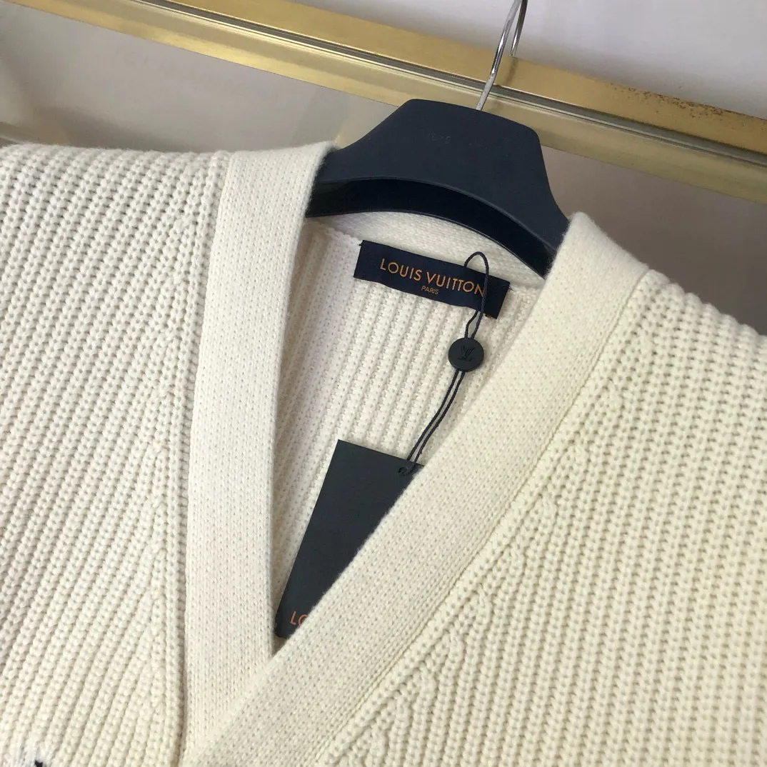 🅿️720 🀄️ Louis Vuitton's exclusive version of the LV intarsia knitted cardigan 🔥 This sheepskin cardigan is embellished with eye-catching logo patterns. Large LV letters and Monogram flowers overlap on the lower body and sleeves to create a snowy scene. The elegant intarsia knitting uses contrast stitching and contrasts with the wide ribbed base to create a three-dimensional effect and is suitable for comfortable wear after skiing. Enjoy leisure time at night. The same styles for men and women. You can buy items on the official website at a ratio of one to one.